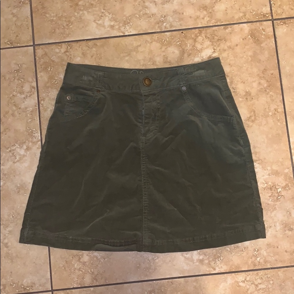 Hunter green skirt. Worn a few times. Very comfy